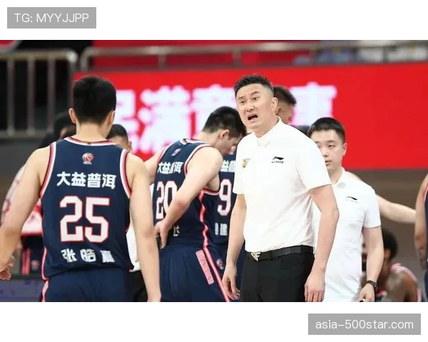 暂停期间镜头给到场边，杜锋正激烈指责球员低位防守选位过于松懈