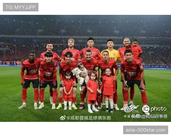 成都蓉城球员罗慕洛与对手冲突，主裁各打五十大牌出示黄牌